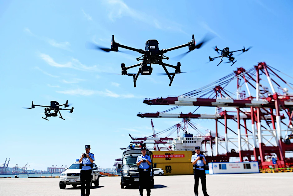 Drohnen im Einsatz in Qingdao. Chinesische Forscher arbeiten an KI-gesteuerten Drohnenschwärmen.