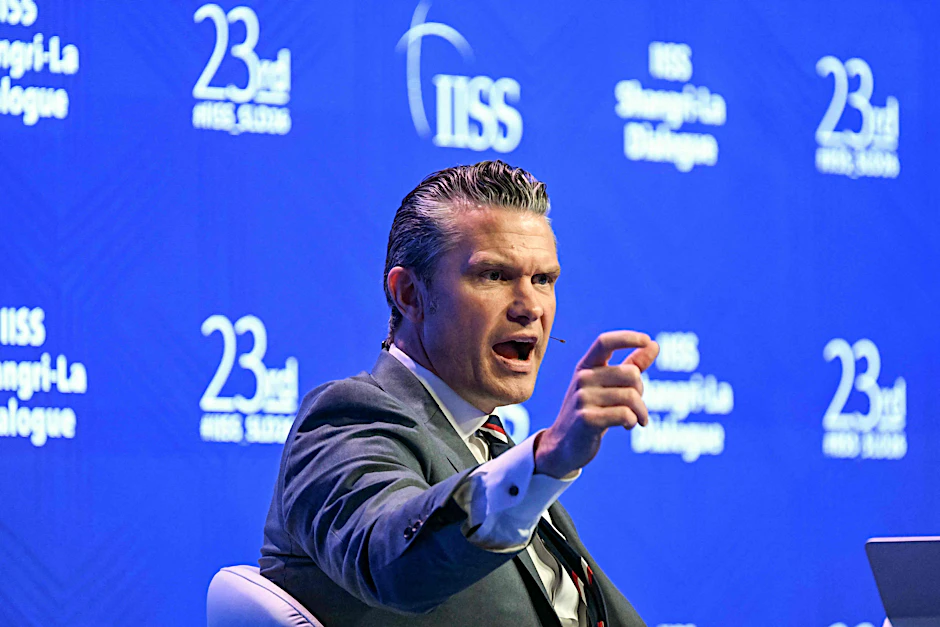 US-Verteidigungsminister Pete Hegseth spricht während einer Plenarsitzung des 23. Shangri-La-Dialoggipfels in Singapur.