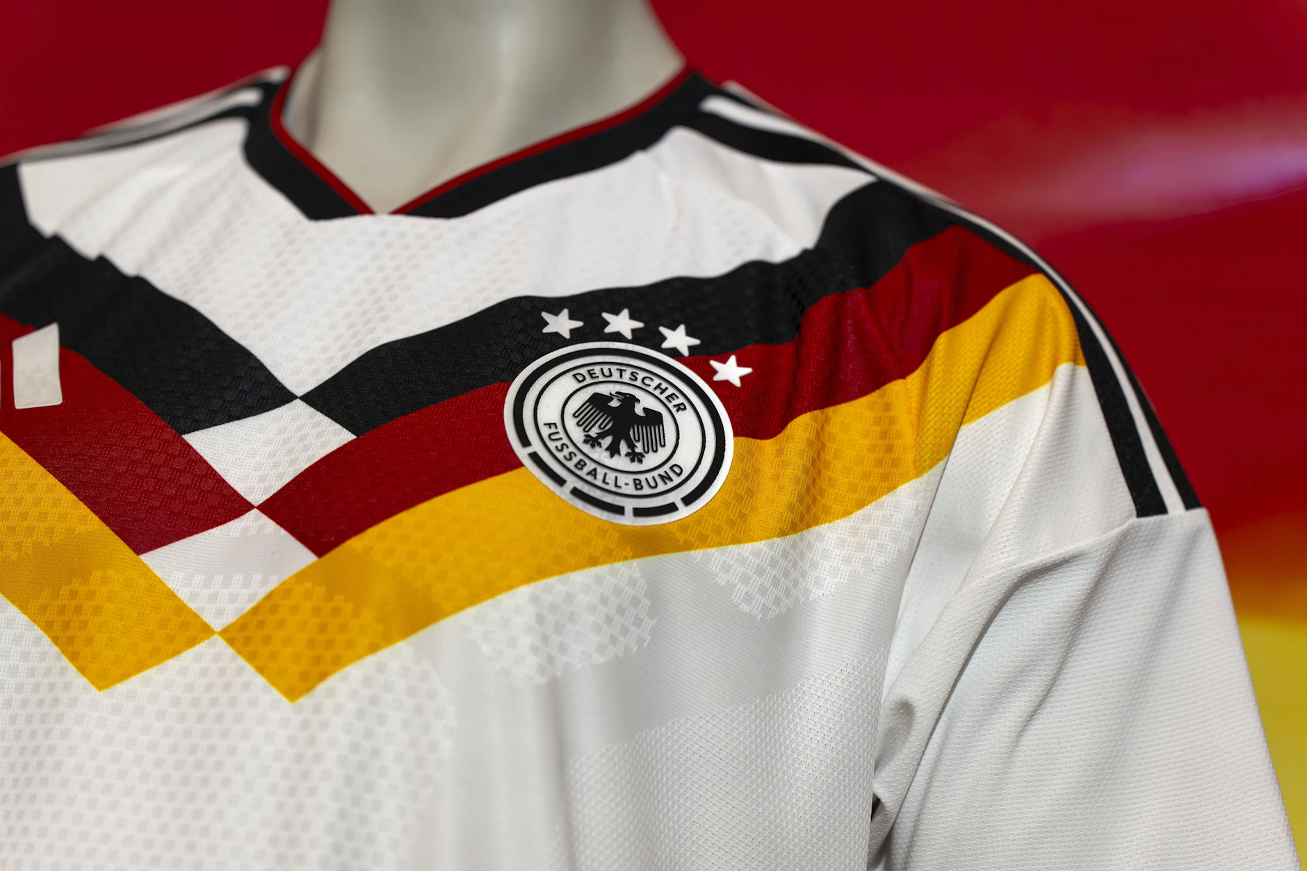 Adidas und der DFB ernten viel Kritik für die hohen Preise der WM-Trikots.