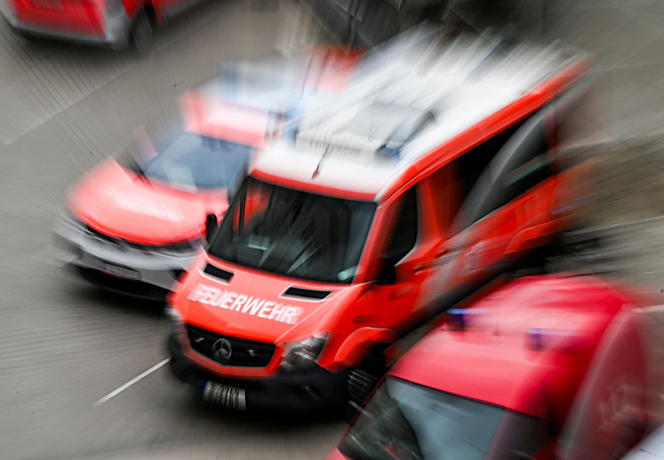 Verschiedene Fahrzeuge der Berliner Feuerwehr stehen im Hof des Dienstgebäudes Mitte.