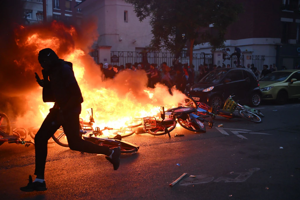 Was soll die Scheiße? PSG-Sieg endet für Paris in Flammen-Krawallen