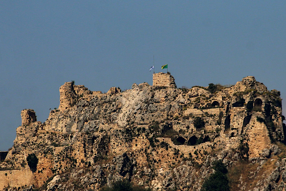 Die israelische Flagge und die der Militäreinheit Golani-Brigade wehen über der Burg Beaufort im südlibanesischen Arnoun.