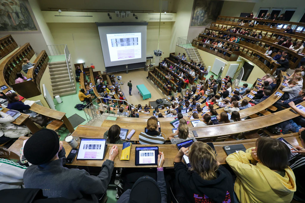 Studenten der Humanmedizin sitzen in einer Vorlesung an der Universität Leipzig: Naturwissenschaften und Technik bilden die Schwerpunkte vieler ostdeutscher Universitäten.