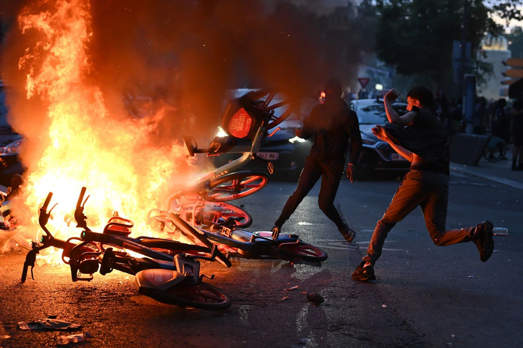 PSG-Triumph überschattet: Ein Toter und hunderte Festnahmen nach Krawallen in Frankreich