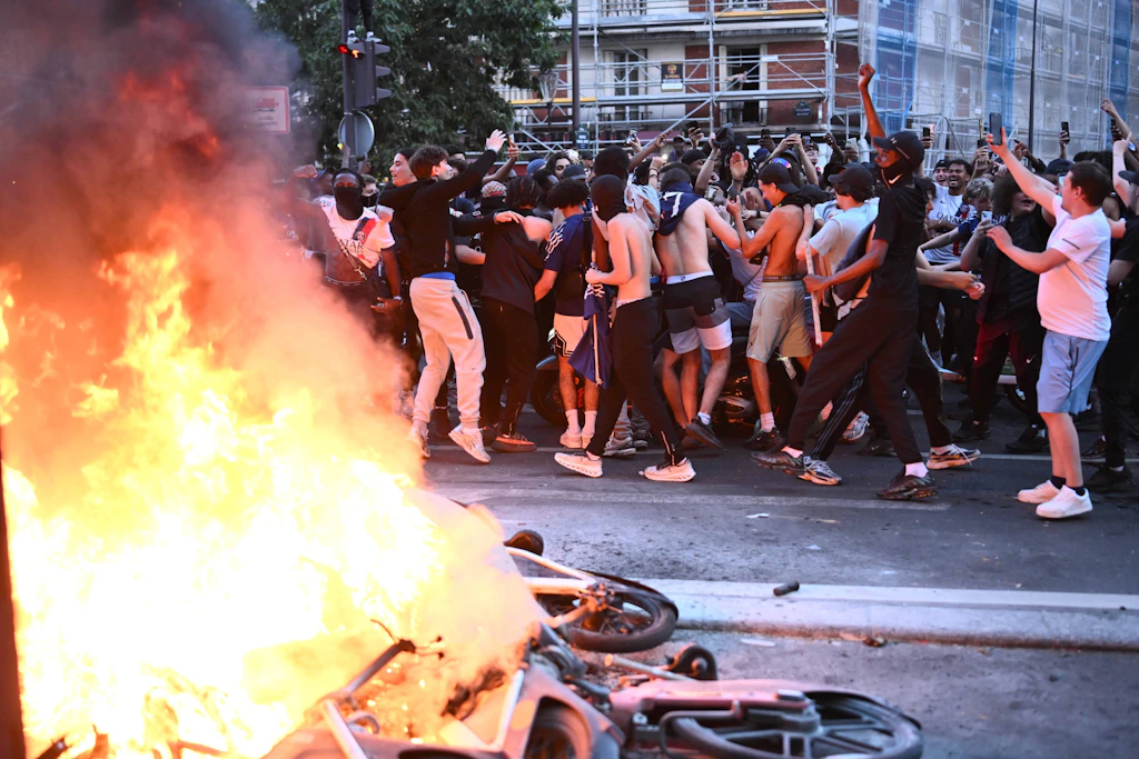 PSG-Fans und Polizisten geraten in Paris aneinander.