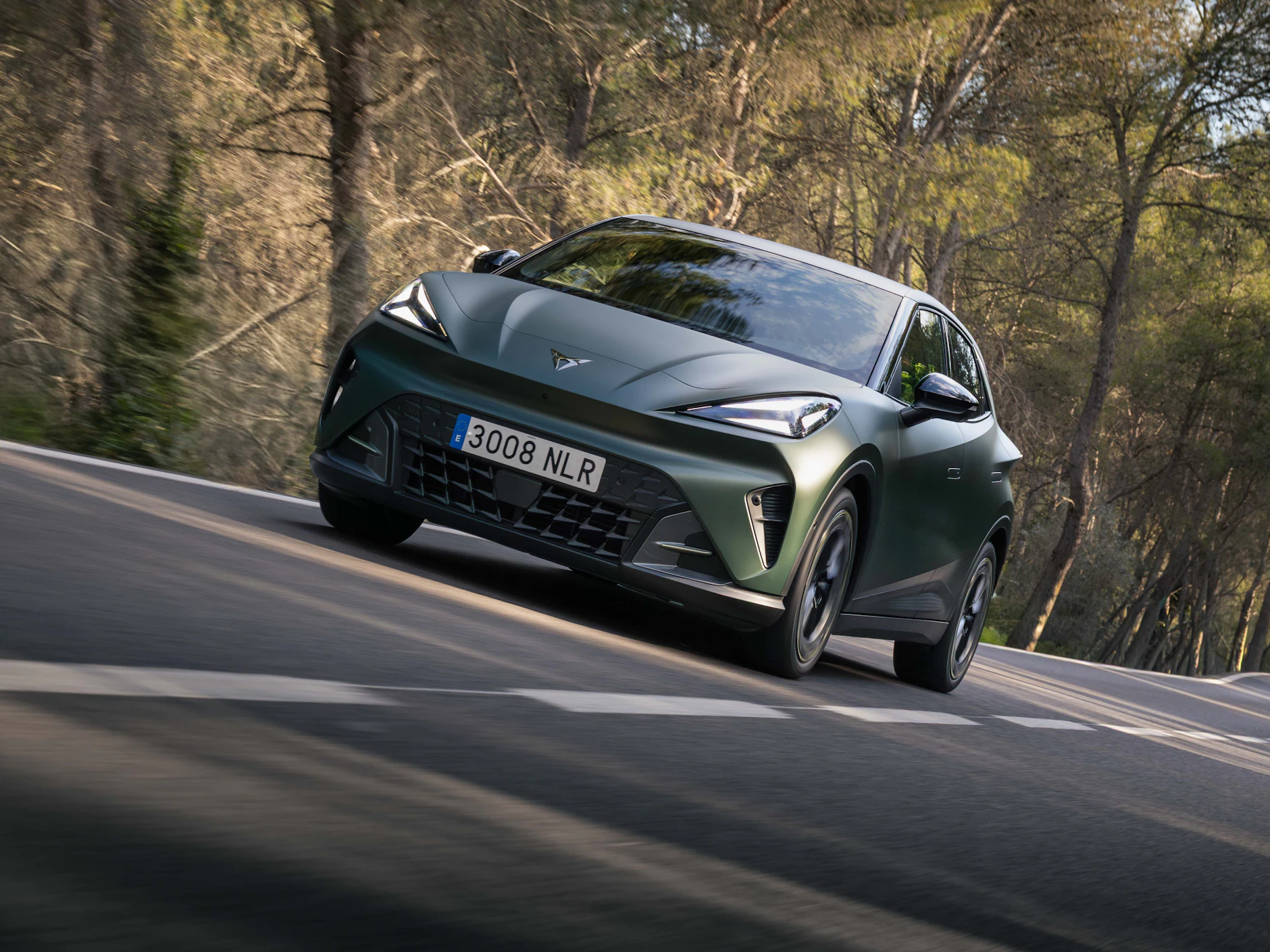 Der Cupra Raval ist kurz, breit und muskulös. Dazu hat der erste Elektro‑Kleinwagen der Spanier scharf gezogene Linien und ein Heck mit harten Kanten. 