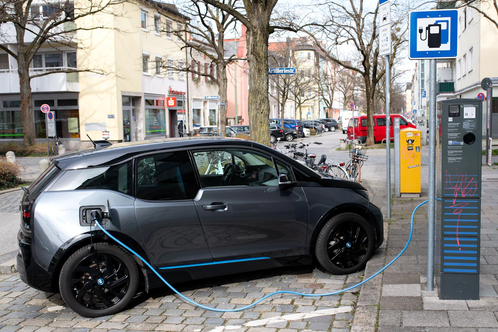 Experten sind gespalten angesichts der EU-Pläne für eine neue E-Quote bei Firmenwagen.