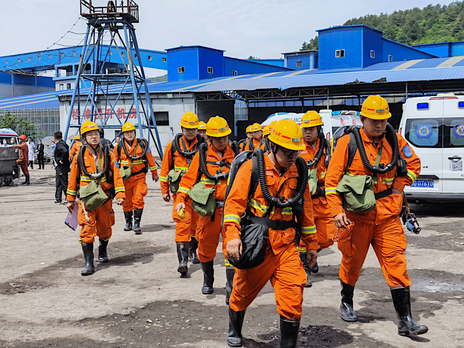 Chinesische Rettungskräfte: Nach dem tödlichen Minen-Einsturz in Shanxi ist eine weiteres Bergwerk eingestürzt.