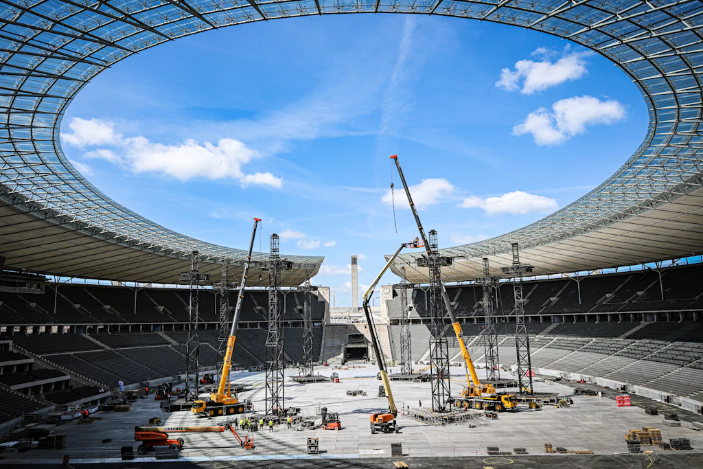 Direkt nach dem DFB-Pokalfinale begannen 1000 Arbeiter mit dem Aufbau für das größte Stadion-Konzert, das es in Deutschland je gab.