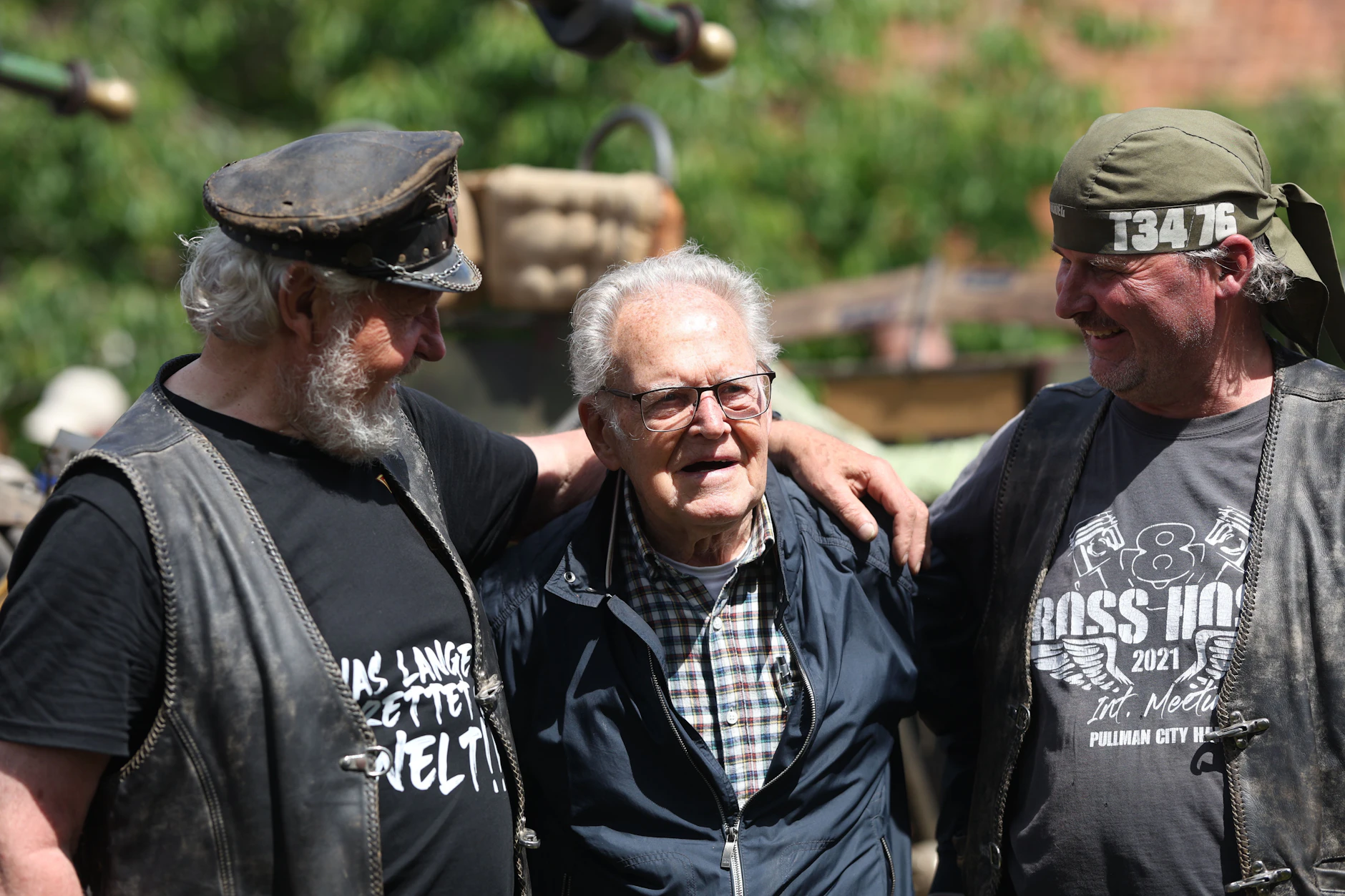 DDR-Radsportlegende „Täve“ Schur (M.) tritt nach langer Zeit wieder öffentlich in Erscheinung und besucht das 25. Bikeschmiede-Festival in Osterwieck im Harz.