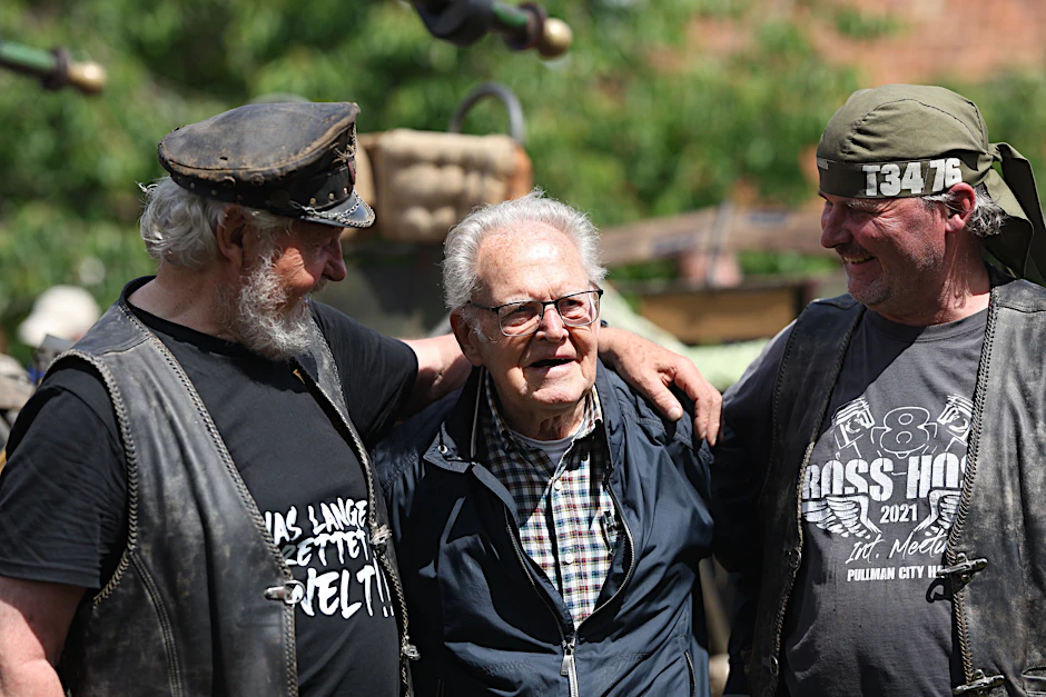 DDR-Radsportlegende „Täve“ Schur (M.) tritt nach langer Zeit wieder öffentlich in Erscheinung und besucht das 25. Bikeschmiede-Festival in Osterwieck im Harz.