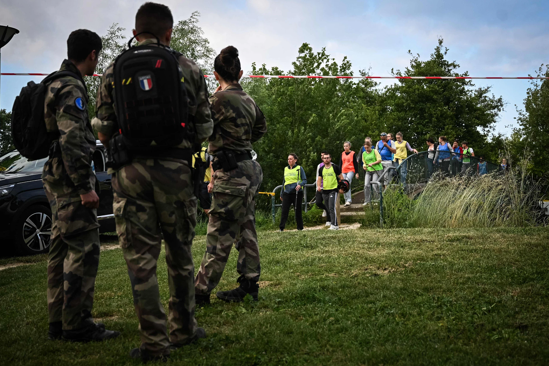 Polizisten und Dorbewohner auf der Suche nach der im französischen Ort Fleurance vermissten Lyhanna Ende Mai. Da war das Mädchen wohl schon tot.