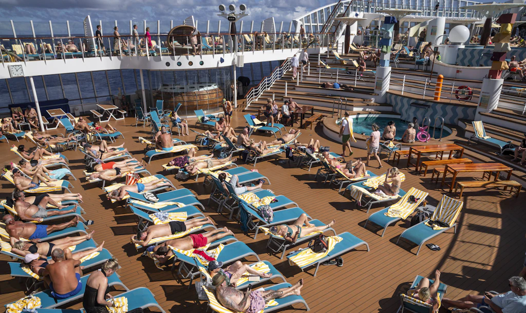 Erste Kreuzfahrt-Reederei räumt auf: Wer am Pool Sonnenliegen blockiert, wird abgeräumt