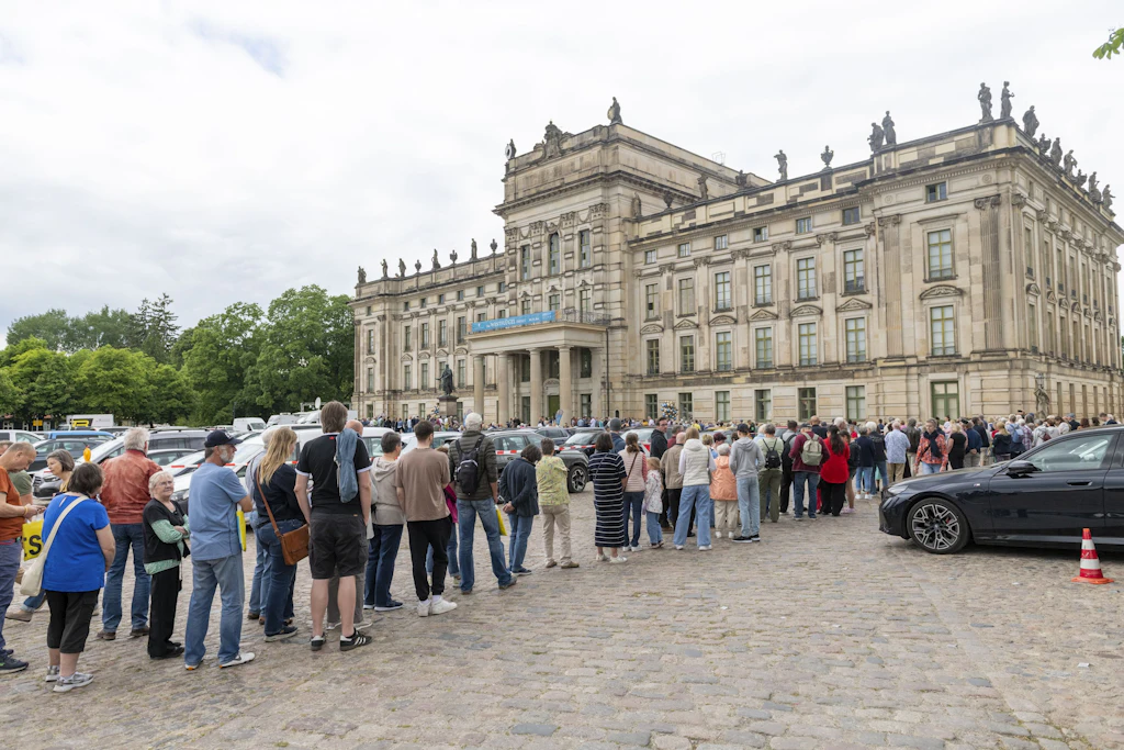 Prunk für das Volk: Besucher erstürmen das sanierte Schloss Ludwigslust