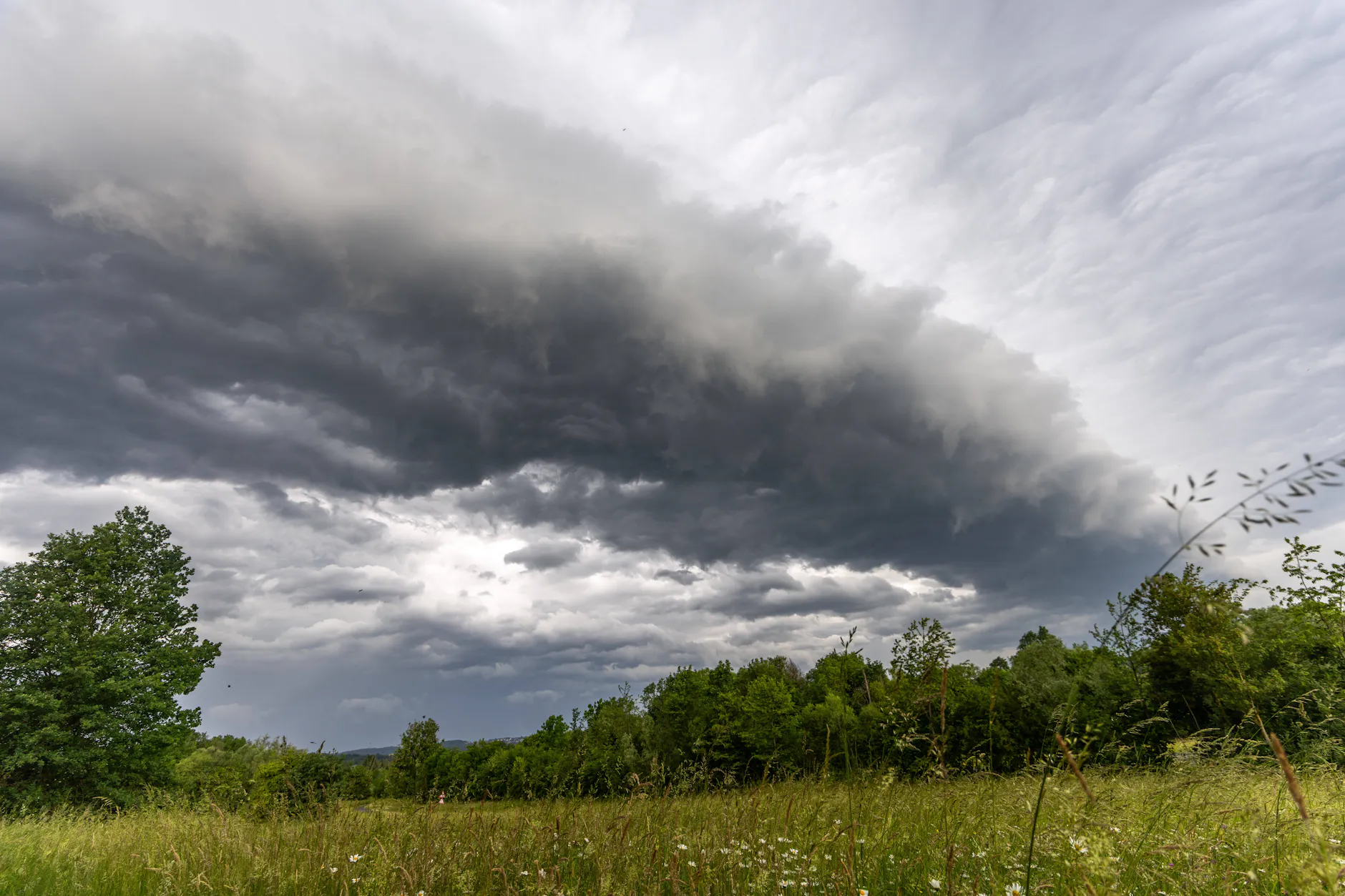 Da braut sich etwas zusammen: Wie hier in Bayern wird es auch diese Woche immer wieder am Himmel über Deutschland aussehen. Es gibt Gewitter!