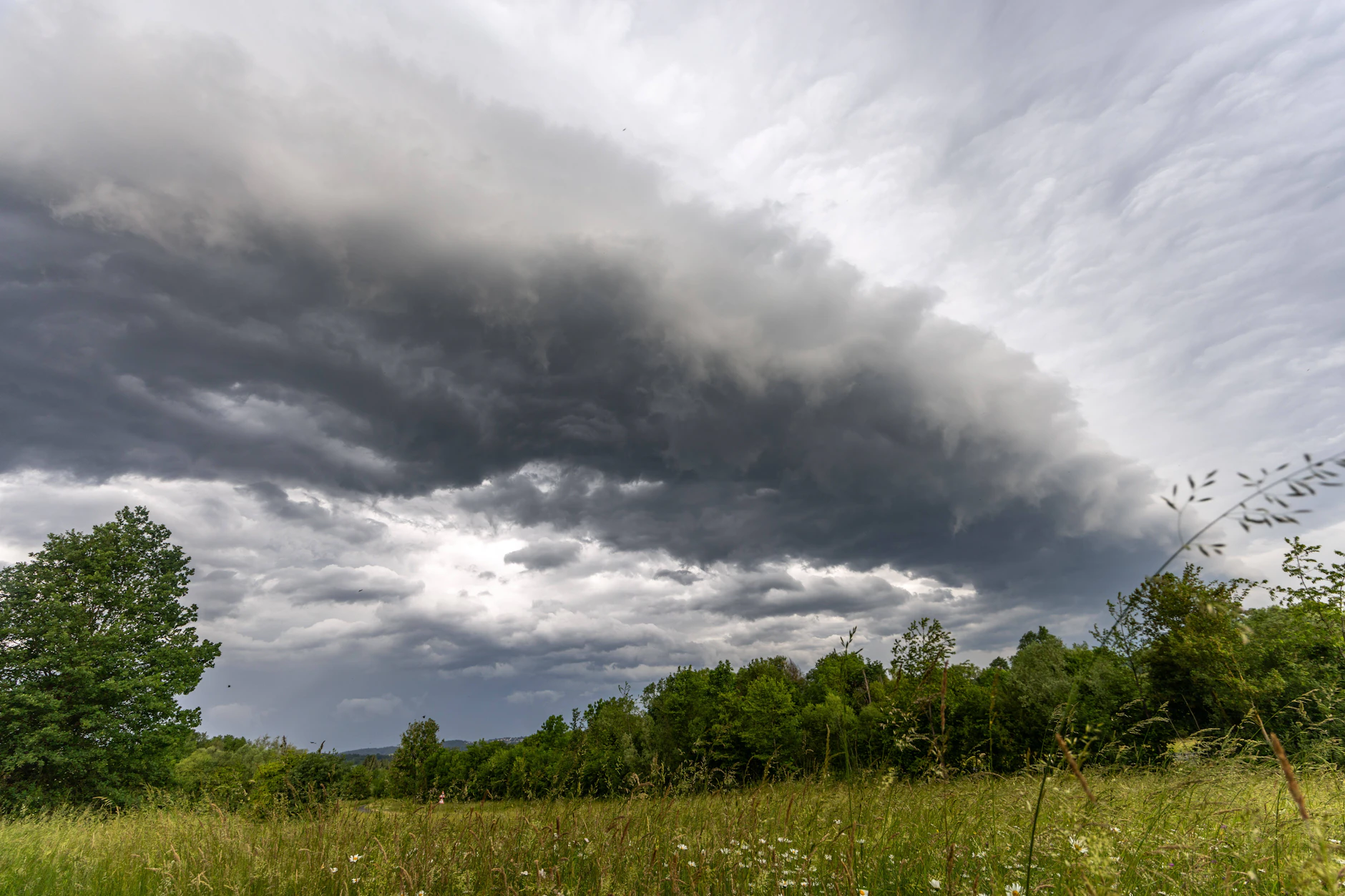 Da braut sich etwas zusammen: Wie hier in Bayern wird es auch diese Woche immer wieder am Himmel über Deutschland aussehen. Es gibt Gewitter!