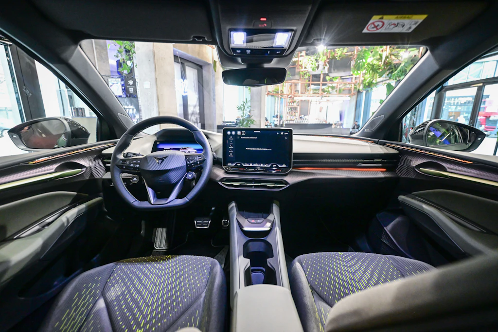 Ein Cupra Raval steht zu seiner Weltpremiere im Showroom des Automobilherstellers Cupra an der Oranienburger Straße in Berlin-Mitte.