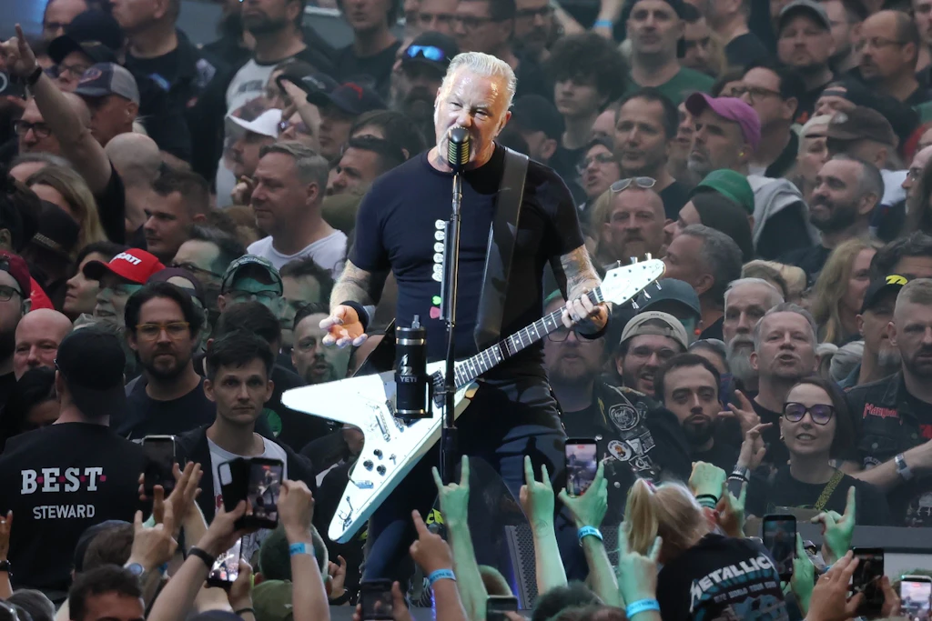 Sänger und Gitarrist James Hetfield beschwor die „Metallica-Familie“. Von den Fans bekam er dafür die „Pommesgabel“.