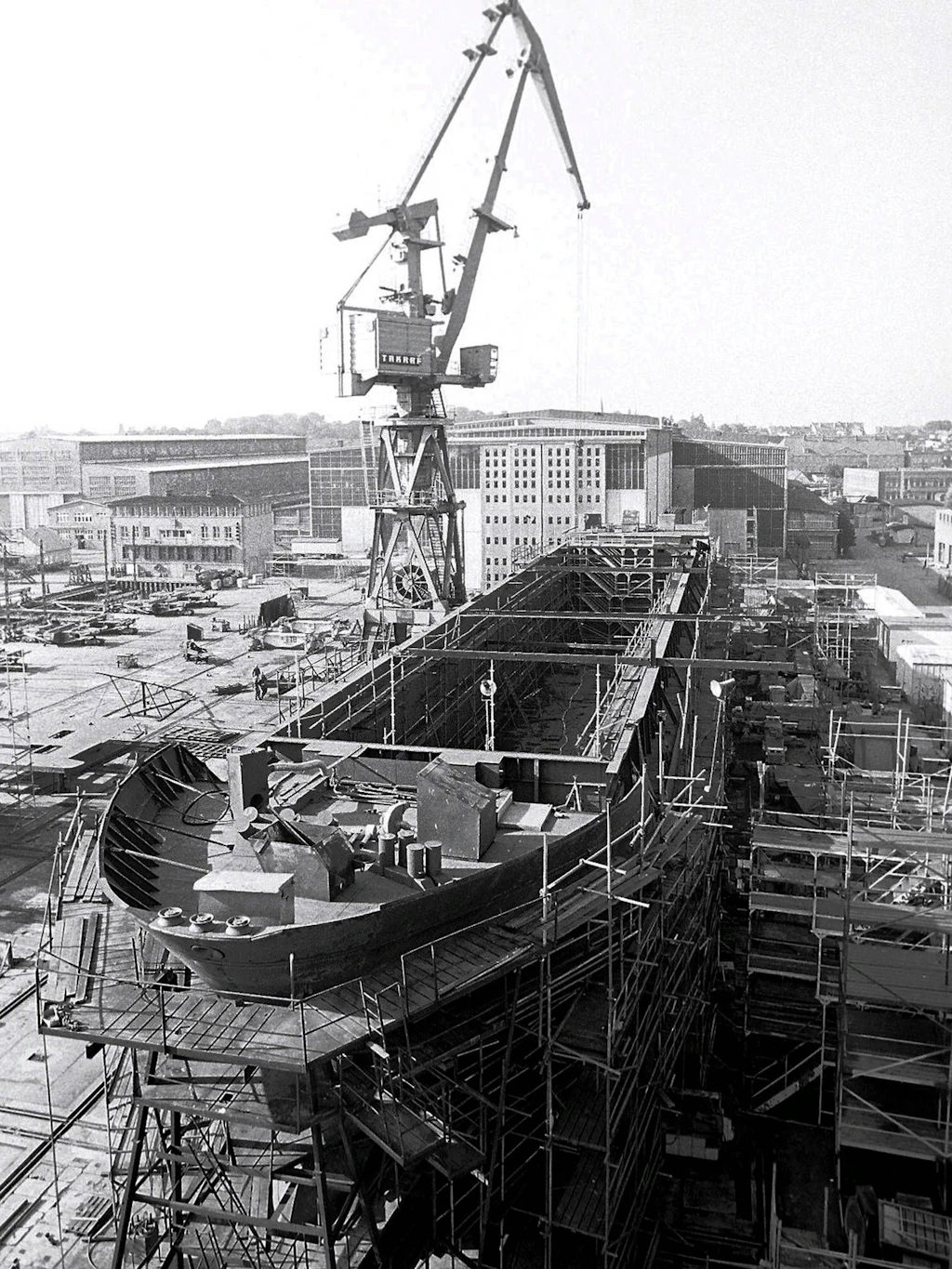 Montagearbeiten an einem Containerschiff in der Peene-Werft in Wolgast im Jahr 1993