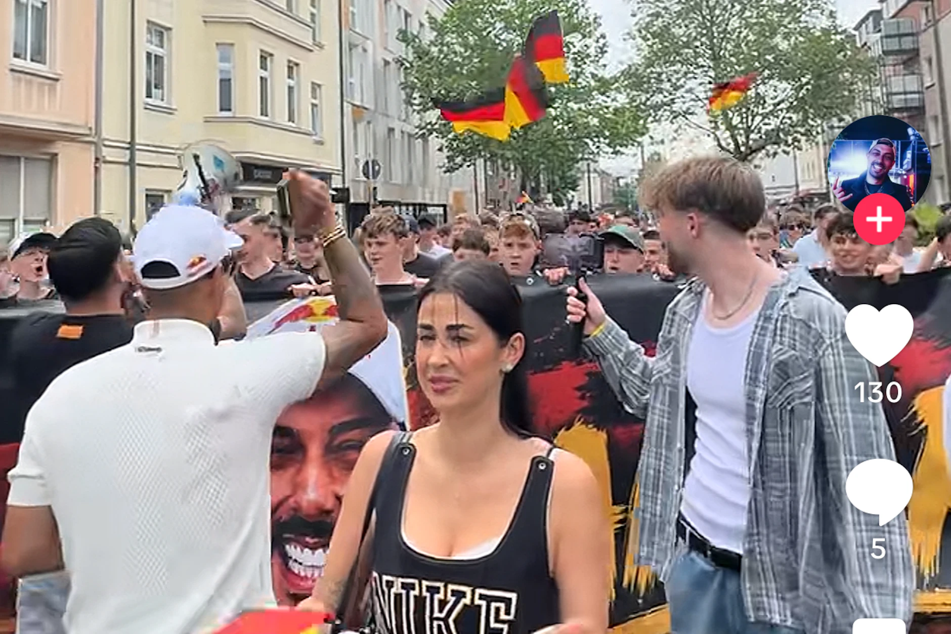 Hunderte Jugendliche machen einen Fortnite-Fanmarsch durch Düsseldorf.