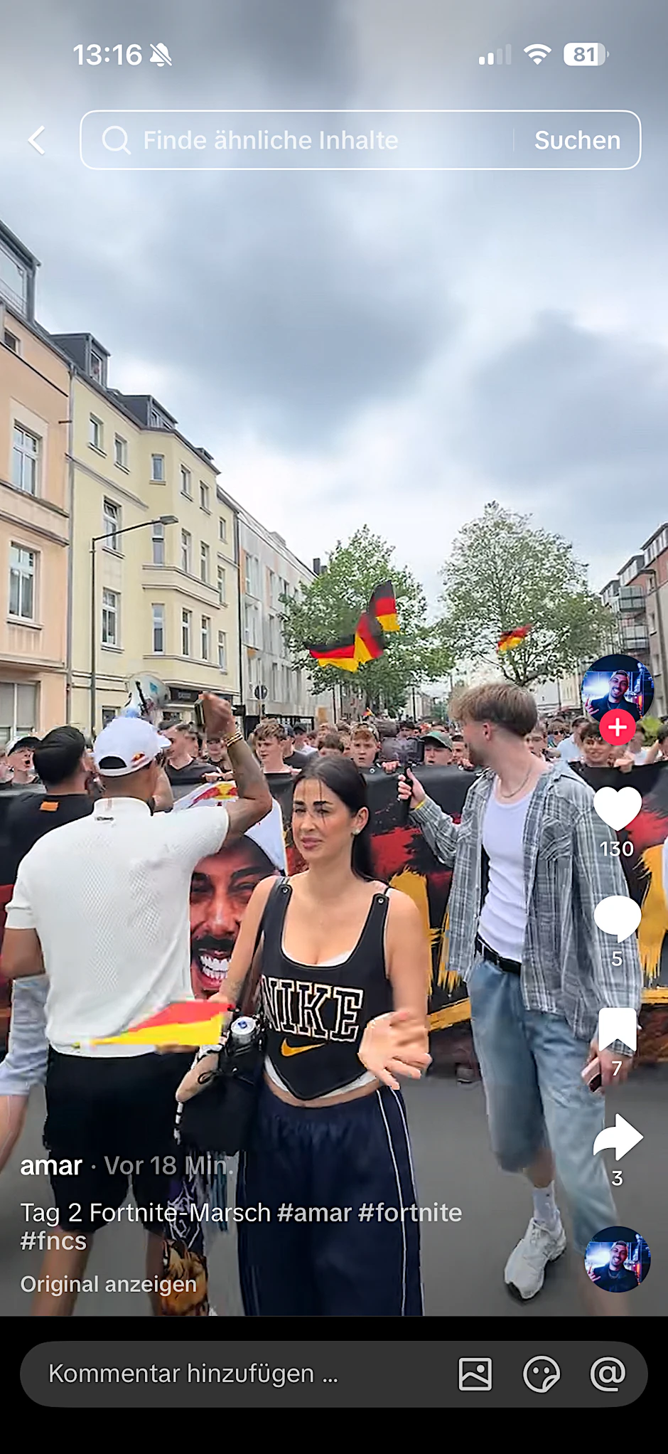 Hunderte Jugendliche machen einen Fortnite-Fanmarsch durch Düsseldorf.
