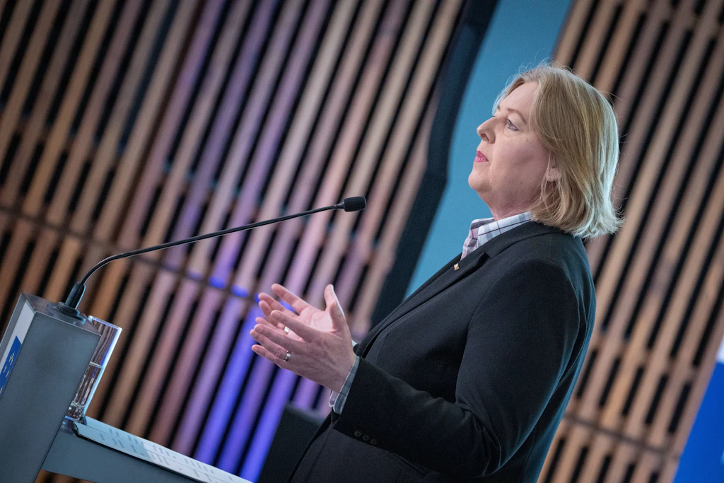 Bärbel Bas, Bundesministerin für Arbeit und Soziales, hält eine Rede und spricht über vermeintliches Einheitsgrau und Einheitsbraun in der deutschen Gesellschaft.