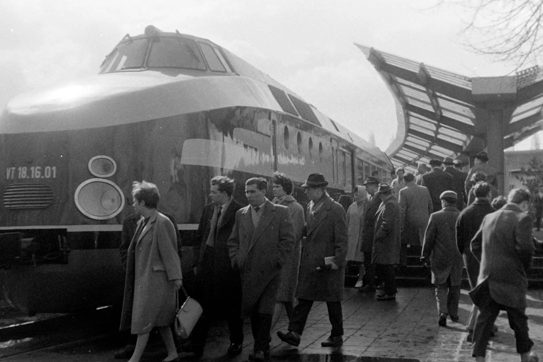 Der Schnellverkehrstriebzug VT 18.16.01 auf der Leipziger Messe 1963.