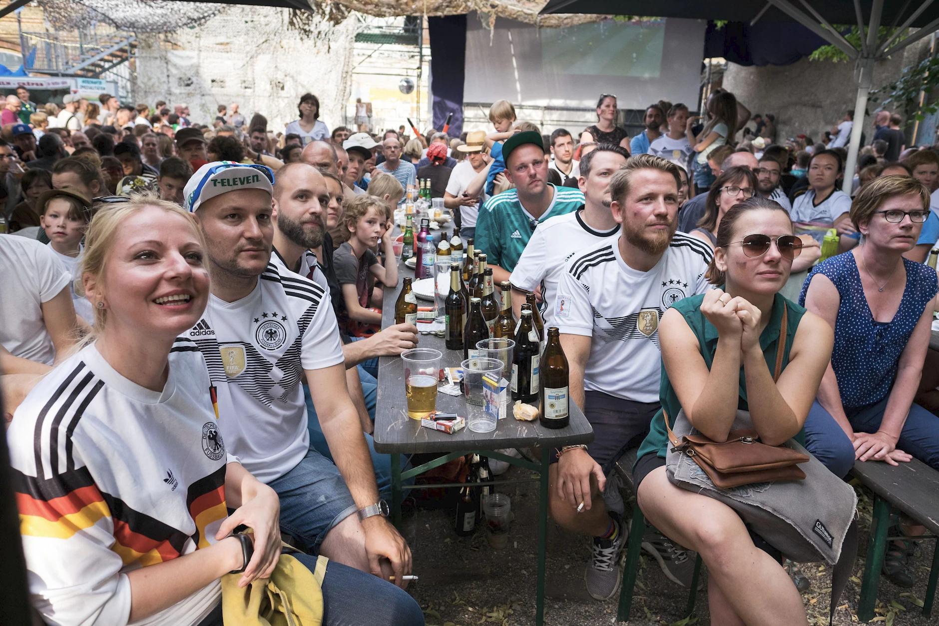 Wer WM-Fußball schauen möchte, kleidet sich dementsprechend ein.