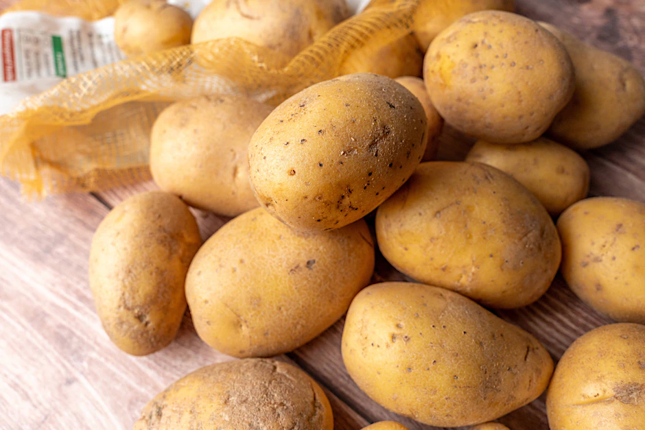 Wie lagert man Kartoffeln so, dass sie länger halten und nicht gleich keimen? Mit einem einfachen Trick kann man die Lebensdauer der Knollen ordentlich verlängern.