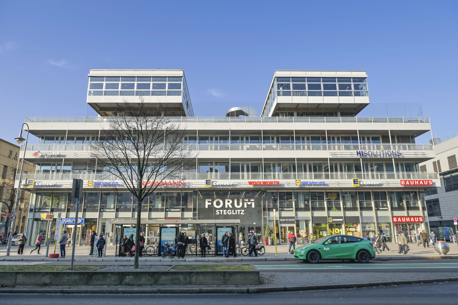 Beim direkten Nachbarn, im Forum Steglitz, gibt es ein Edeka-Center und eine Lidl-Filiale.