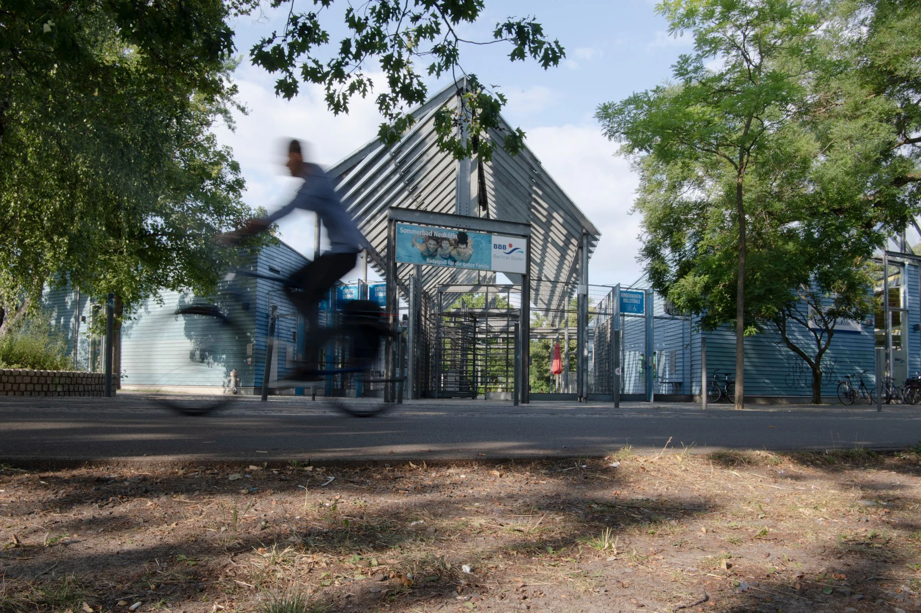 Das Sommerbad Neukölln am Columbiadamm ist an heißen Tagen ein Magnet.