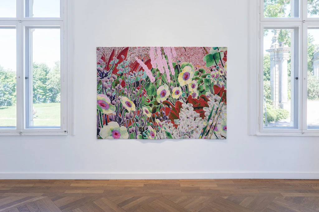 Alexandra Daisy Ginsberg: „Pollinator Vision, (Late Summer to Early Autum)“, 2025, Wandteppich –mit Hilfe von Hightech gewebt aus verschiedenen Fasern