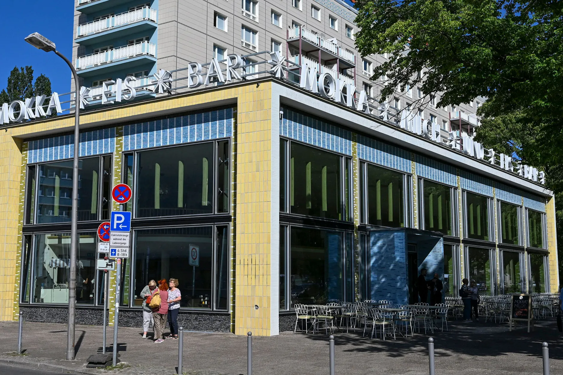 Die Mokka-Milch-Eisbar war in der DDR einer der beliebtesten Treffpunkte des Berliner Ostens. Nun wurde sie wiedereröffnet – jedoch mit einigen Startschwierigkeiten.
