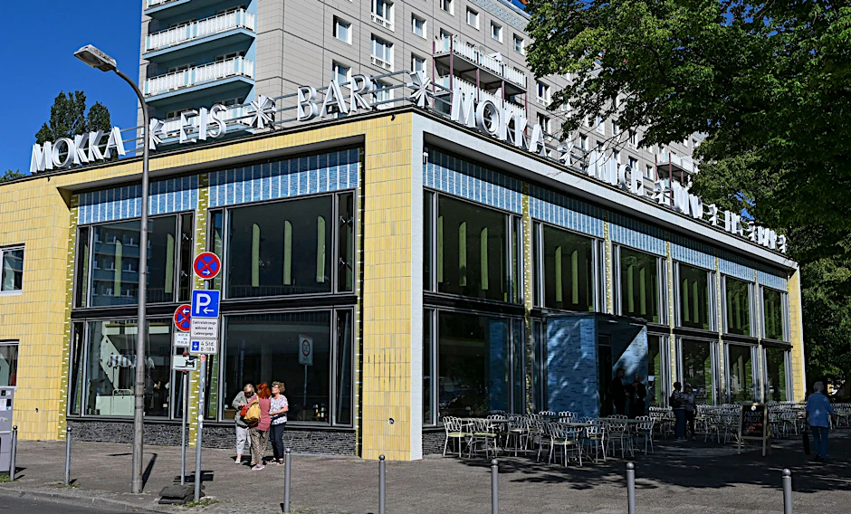 Die Mokka-Milch-Eisbar war in der DDR einer der beliebtesten Treffpunkte des Berliner Ostens. Nun wurde sie wiedereröffnet – jedoch mit einigen Startschwierigkeiten.