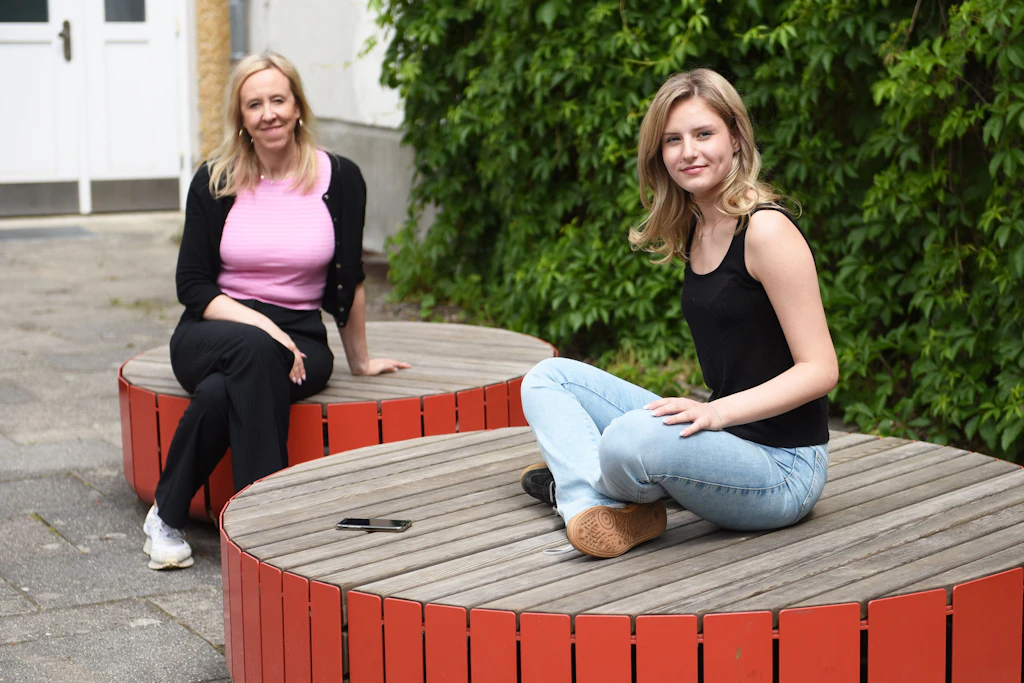 Waren dabei beim Handyexperiment an der Evangelischen Schule Köpenick: Leiterin Kerstin Schwitters und Schülerin Käthe Kubisch.
