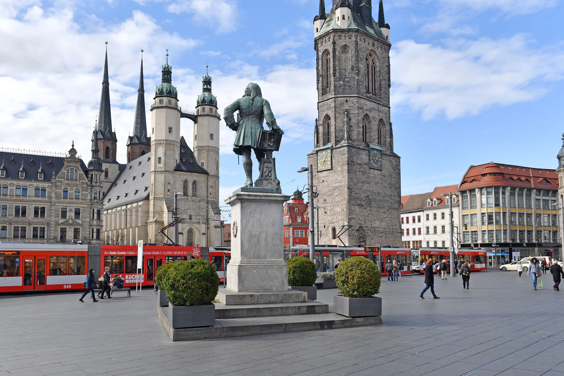 Blick auf den Marktplatz von Halle/Saale mit Stadtkirche und Rotem Turm. Die Stadt in Sachsen-Anhalt gehört zu den glücklichsten in Deutschland.