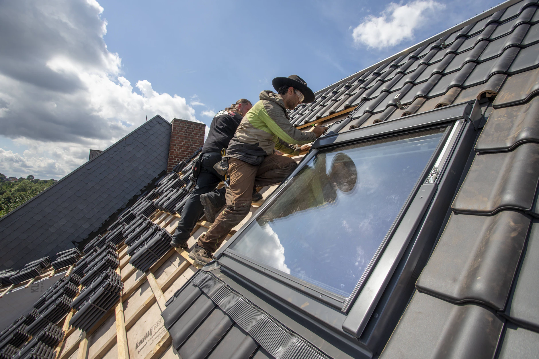 Dachdecker werden immer benötigt. Ein Job, den die KI nicht übernehmen kann.