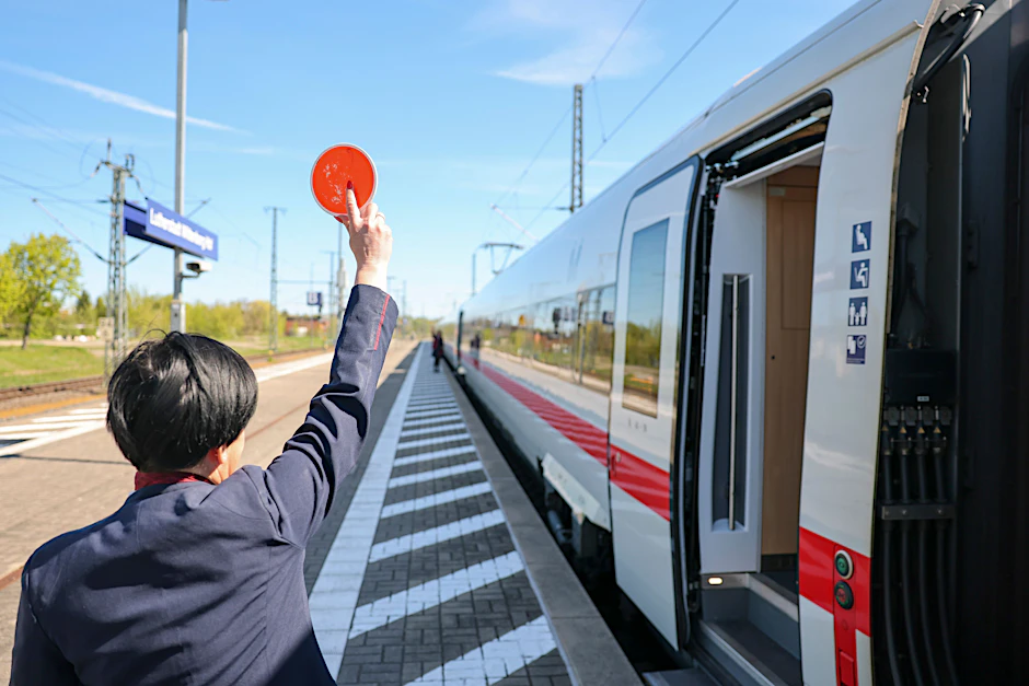 Rote Kelle am Bahnsteig: Magdeburg wartet wohl weiter vergeblich auf einen regulären ICE im Tagesverkehr.
