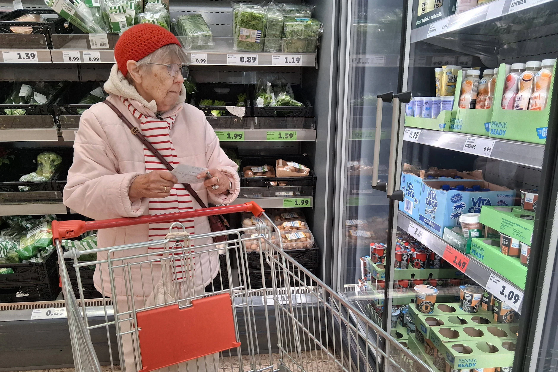 Vor allem Seniorinnen und Senioren, die im Alter allein sind, nehmen das Angebot der Plauderkassen imn Supermarkt gern an.