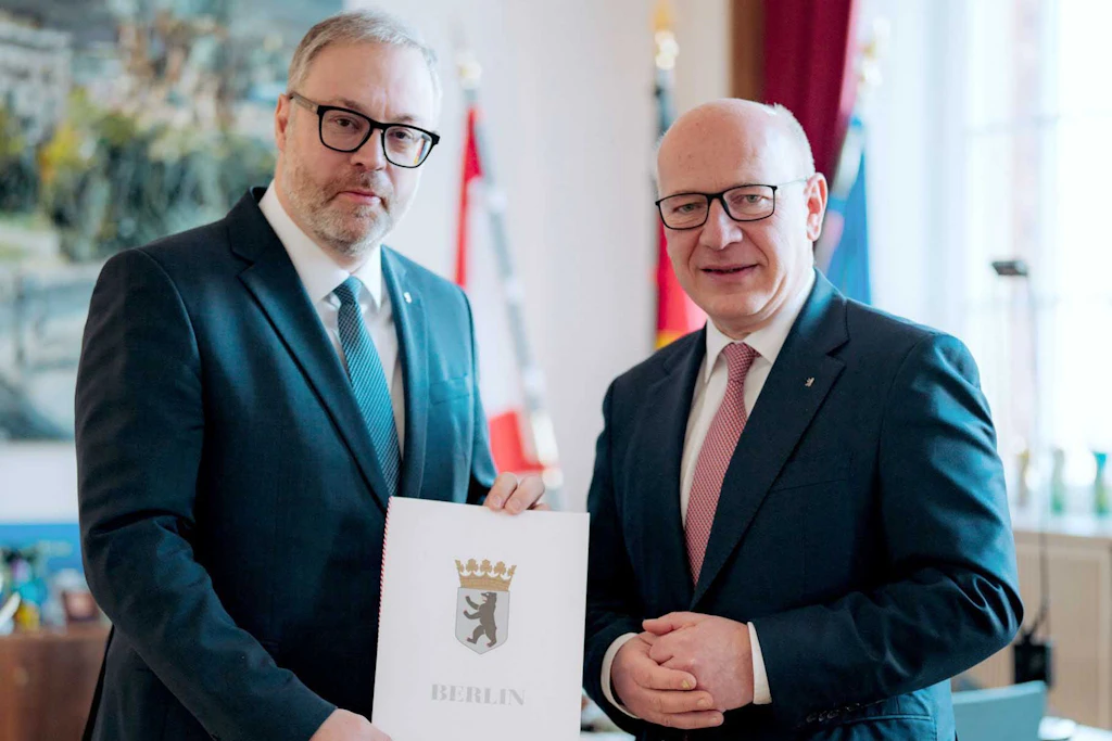 Berlins Regierender Bürgermeister Kai Wegner (CDU,&nbsp;r.) überreicht dem neuen Staatssekretär für Digitalisierung und Chief Digital Officer Matthias Hundt seine Ernennungsurkunde.