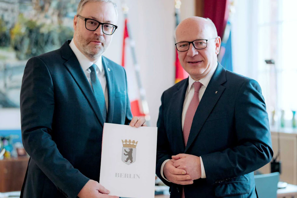 Berlins Regierender Bürgermeister Kai Wegner (CDU,&nbsp;r.) überreicht dem neuen Staatssekretär für Digitalisierung und Chief Digital Officer Matthias Hundt seine Ernennungsurkunde.