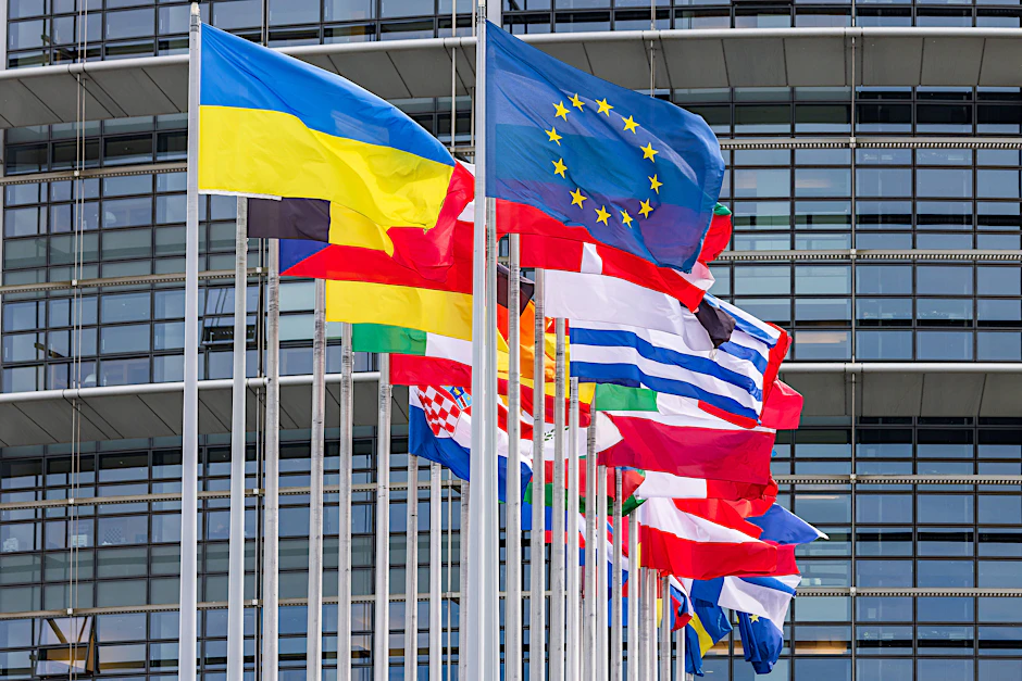 Flaggen wehen vor dem Europäischen Parlament