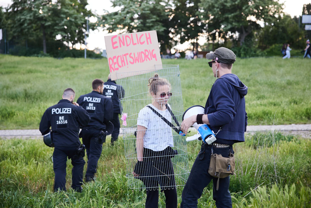 Als „Zaun“ verkleidet kommt eine Frau in den Görlitzer Park, um auf einer Party gegen die nächtliche Schließung des Görlitzer Parks zu feiern.