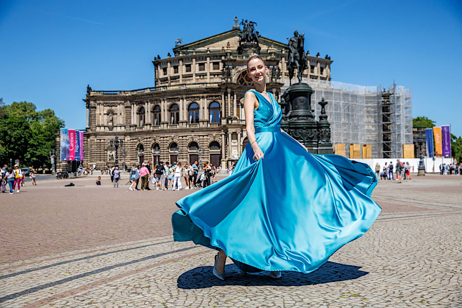 Ein Hauch von Leichtigkeit: Model Anna-Lena Mißbach präsentiert das Debütantinnenkleid in lagunenblau.