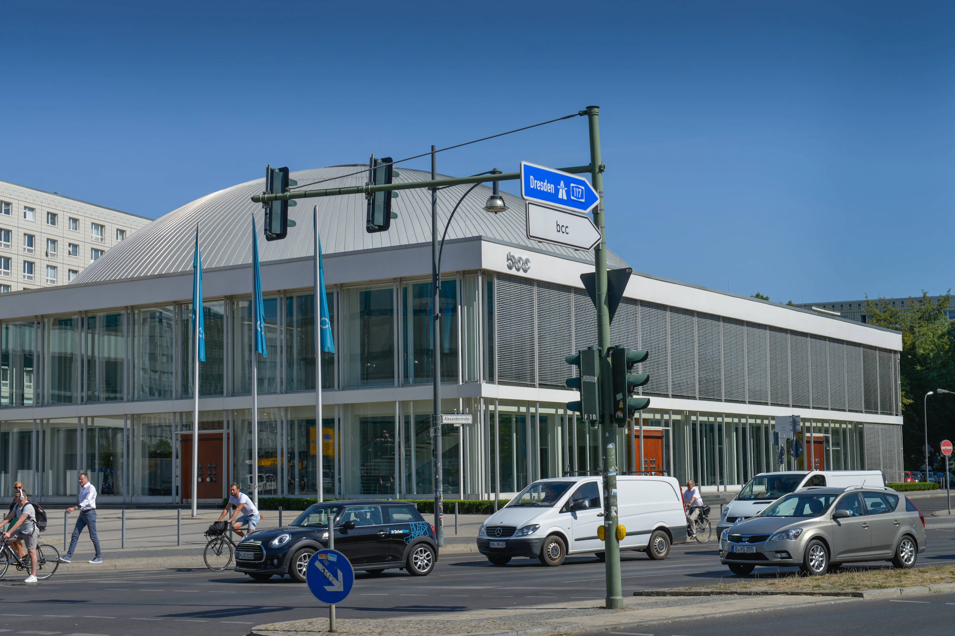 Wer aus der Alexanderstraße auf die Otto-Braun-Straße abbiegt, landet im Stau. Stadtauswärts ist nur noch eine Spur offen.
