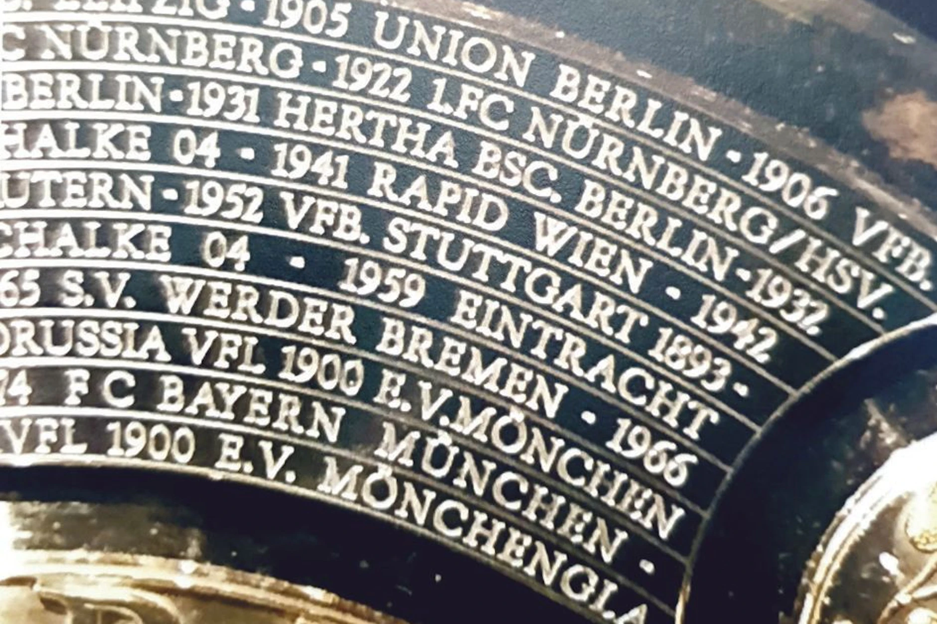 Auf der Meisterschale des DFB ist Union Berlin als Titelträger 1905 verewigt. 