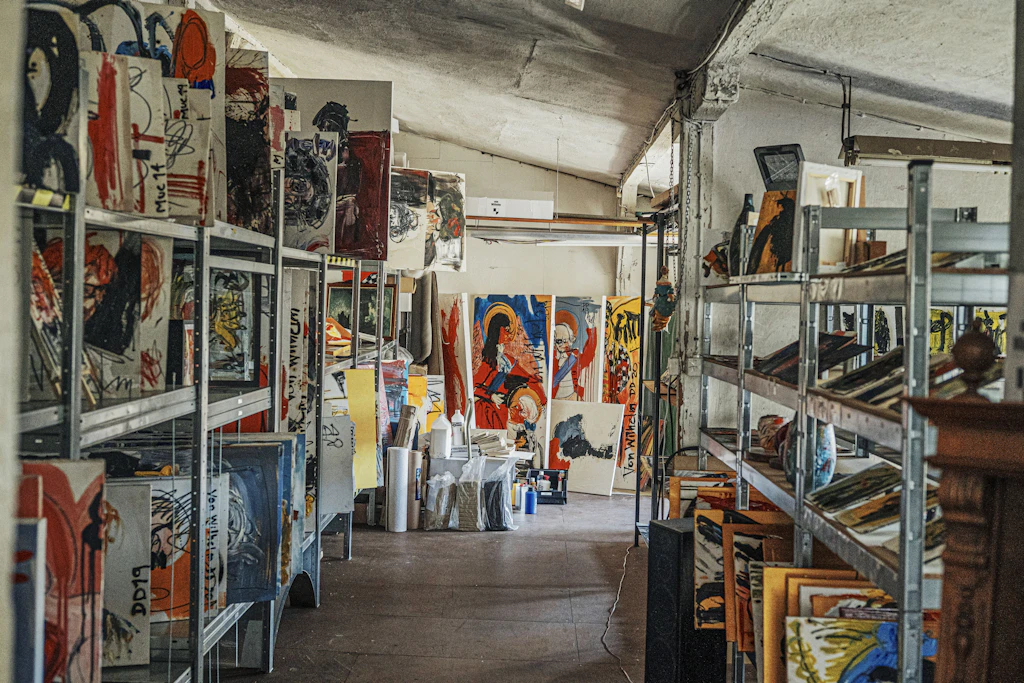 Kunstmanufaktur in Wurzen: Hier entstehen die großformatigen Bilder, die von Wilhelm der Stadt schenkt.