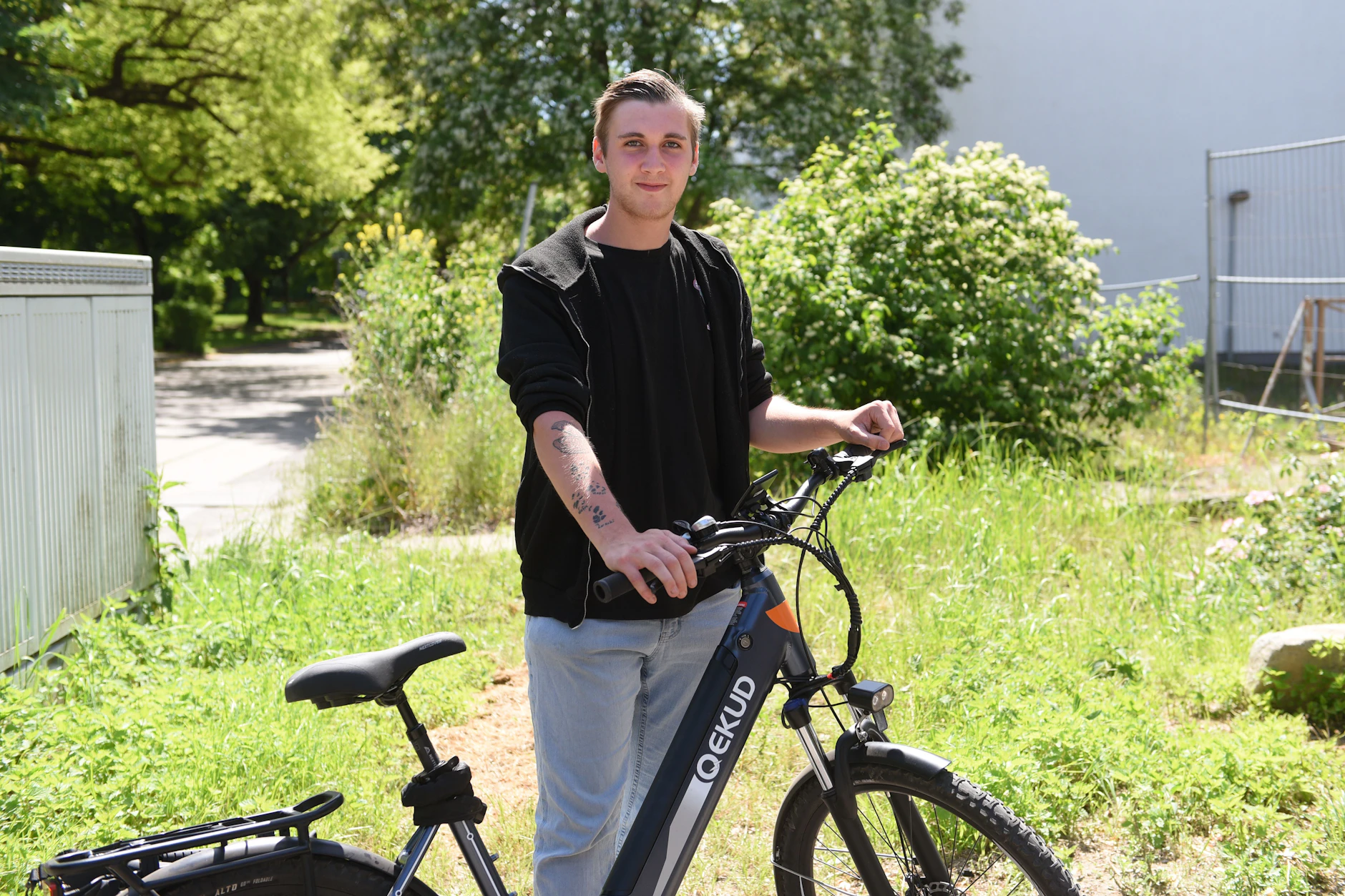 Merlin (21) arbeitet as Lieferant in der Straße seine Freundin wohnt nur wenige Blöcke entfernt.