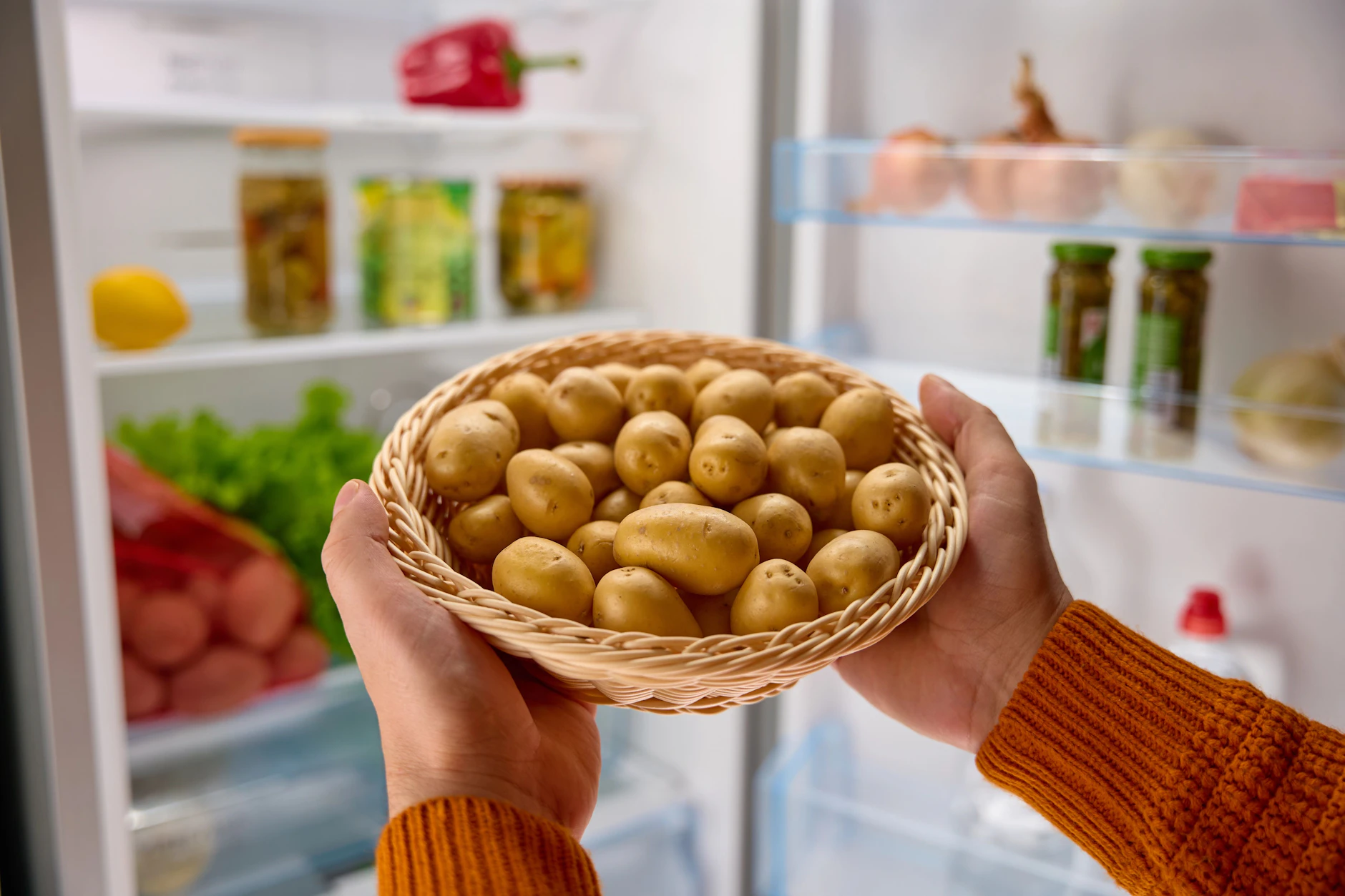 Im Kühlschrank halten Kartoffeln laut einer Lebensmittel-Expertin von Aldi viel länger. 