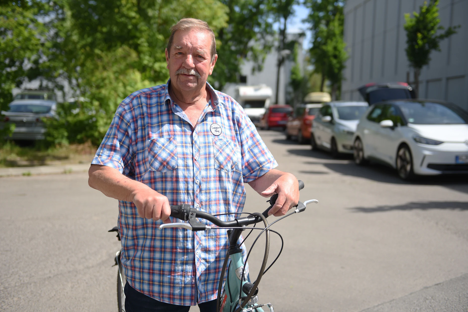 Claus (76) wohnt ein paar Straßen weiter in seinem selbst gebauten Haus.